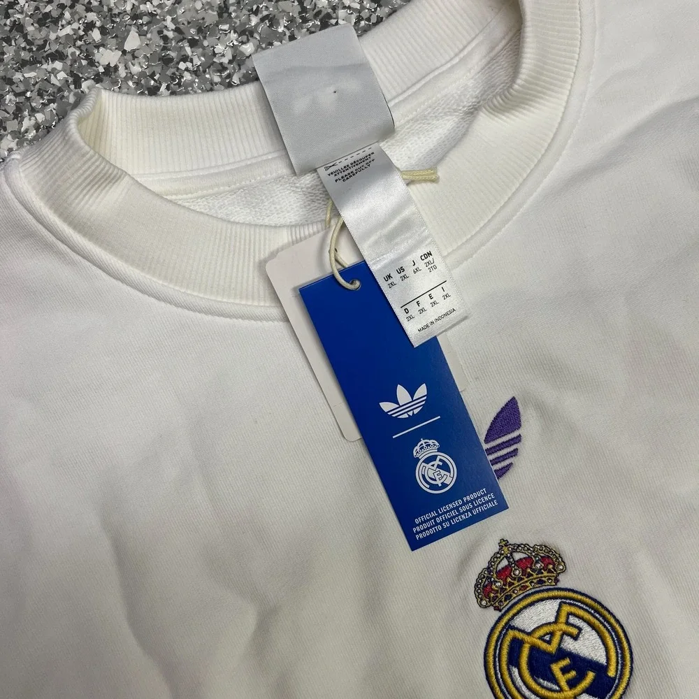 Adidas Real Madrid LFSTLR Pullover Sweatshirt Mens 2XL White Crewneck KC7789 NEW